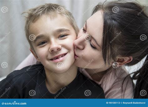 Aug 15, 2013 · salut je tiens a preciser que tout ceci est vrai, rien n'a été inventé, je tenais juste a vous en parler hier soir mon fils est venu dans ma chambre il me dit qu'on ne se parle jamais qu'elle a ... 